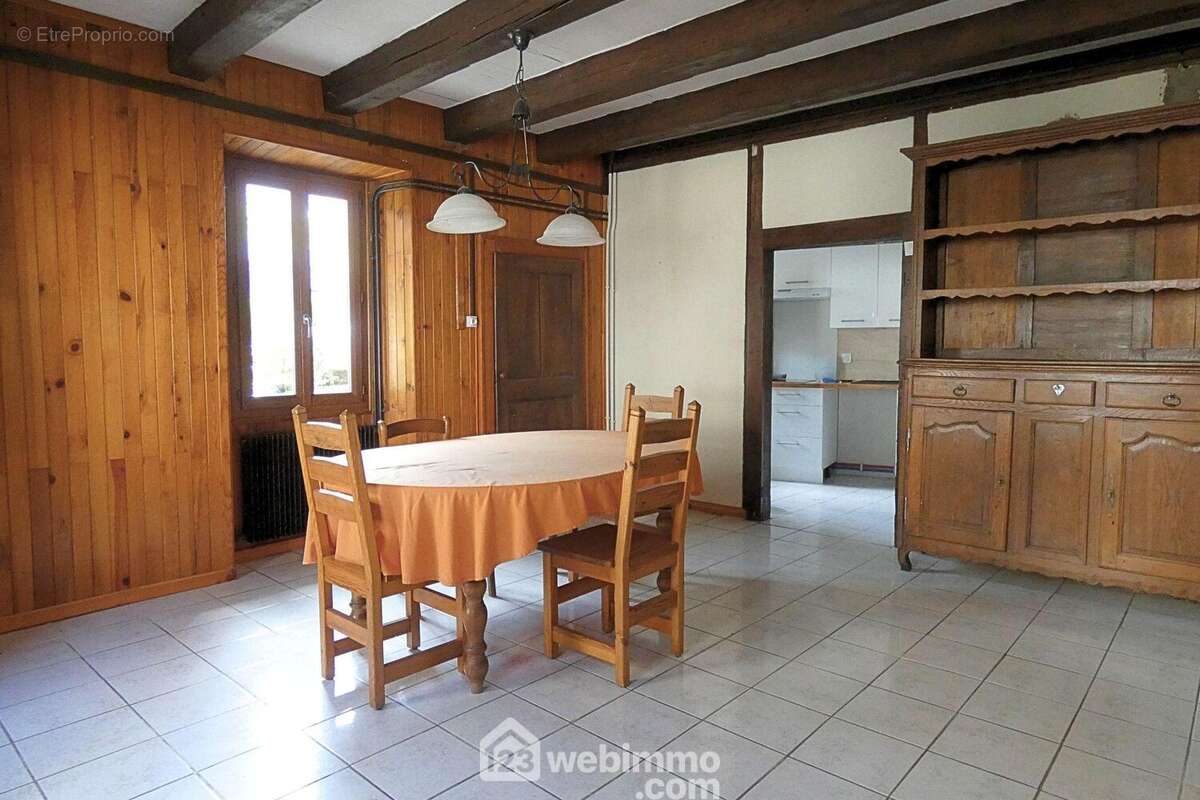 Avec le séjour de 21 m² qui offre l'accès à la cuisine
