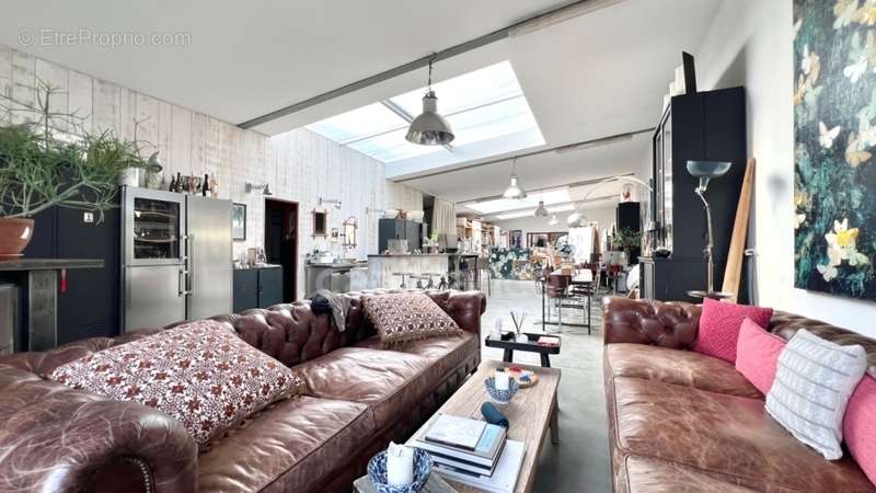 Commerce à AIGUES-MORTES