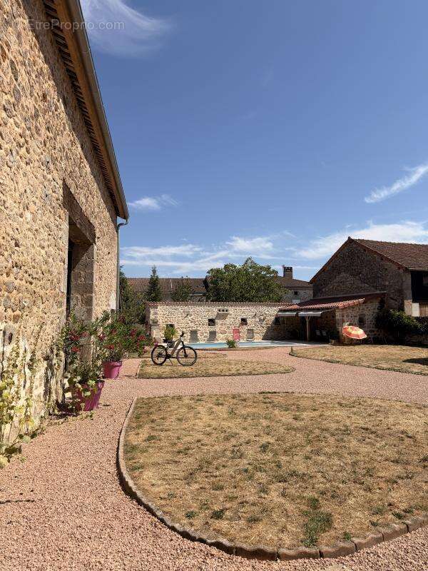 Maison 180 m² à Piegut-Pluviers  - photo 3