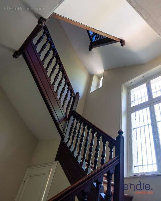 CHATEAU NEOGOTHIQUE 30 pièces,16 Chambres 5,7 ha!!! - photo 29