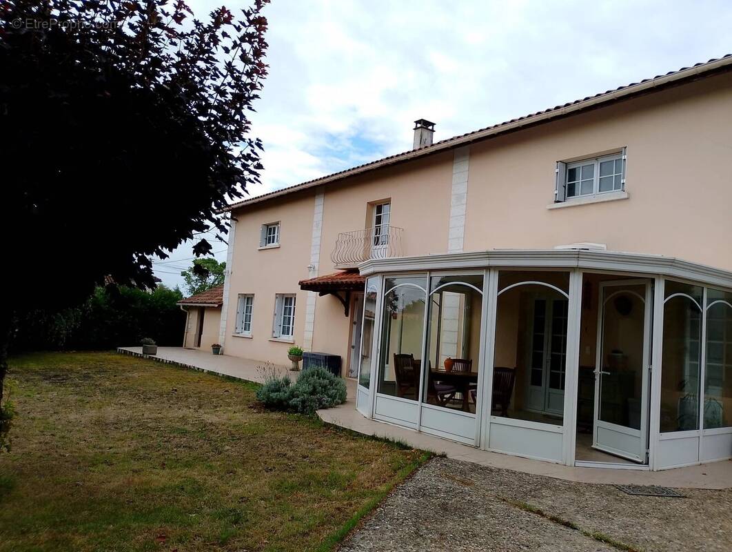 Maison à BARBEZIEUX-SAINT-HILAIRE