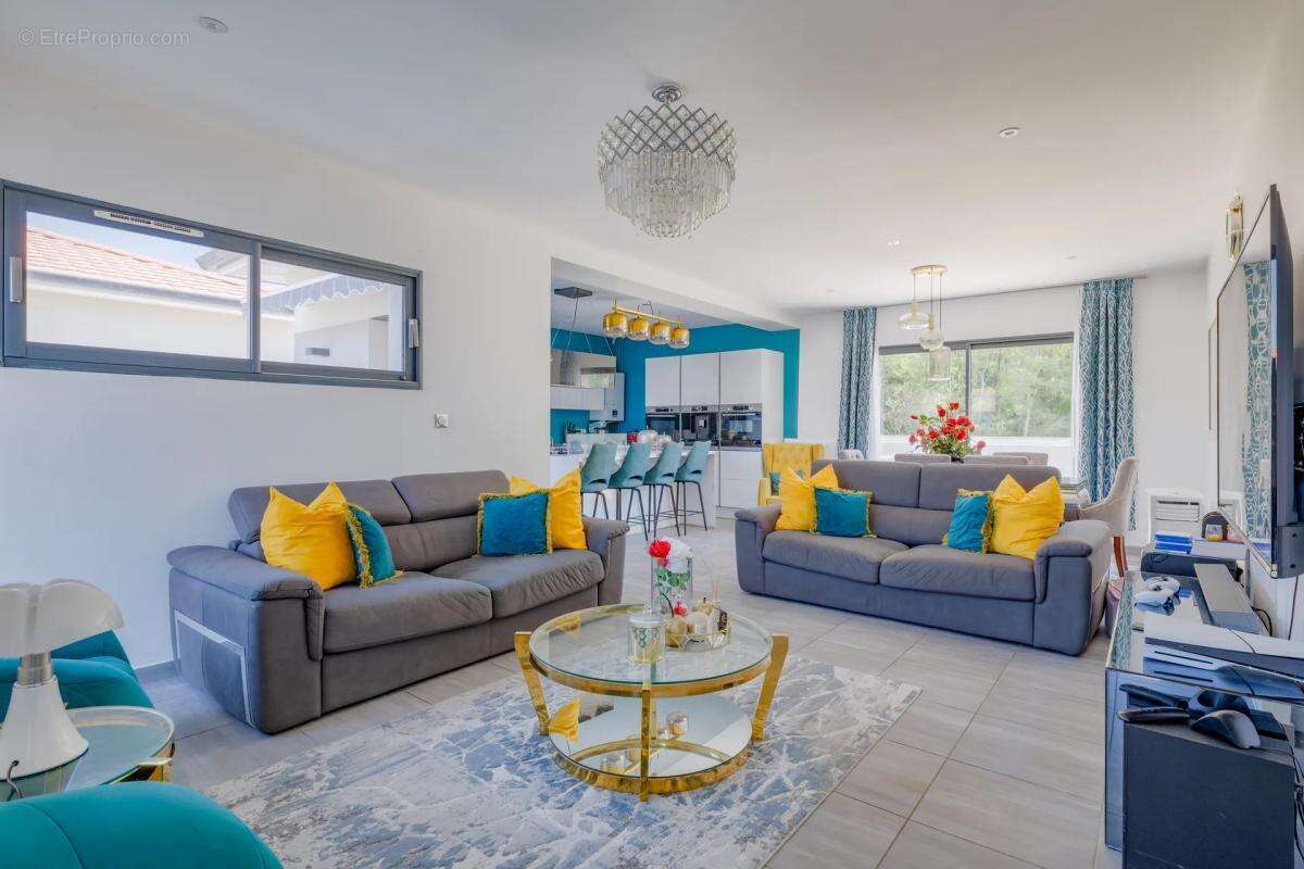 Maison de 6 pièces de 128 m² à Charvieu-Chavagneux - photo 3