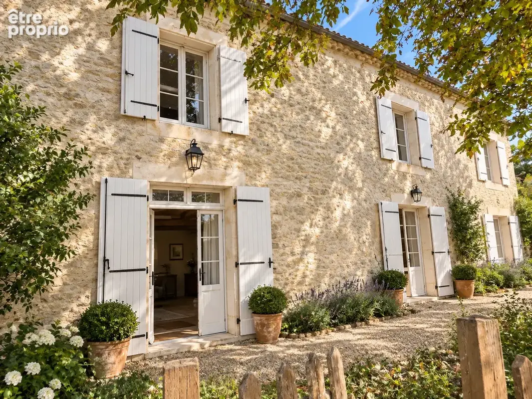 Propriete a renover avec 4 hectares et nombreuses dependances - photo 2