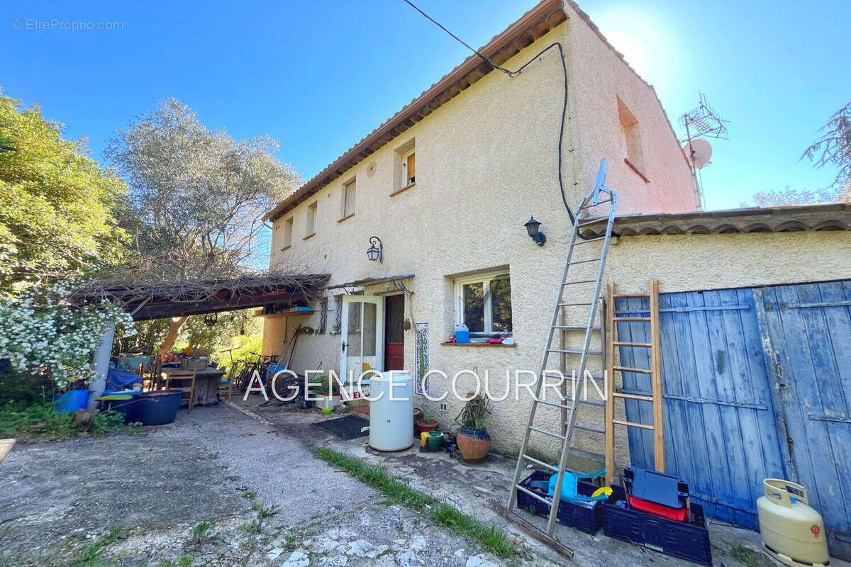 Maison à SAINT-CEZAIRE-SUR-SIAGNE