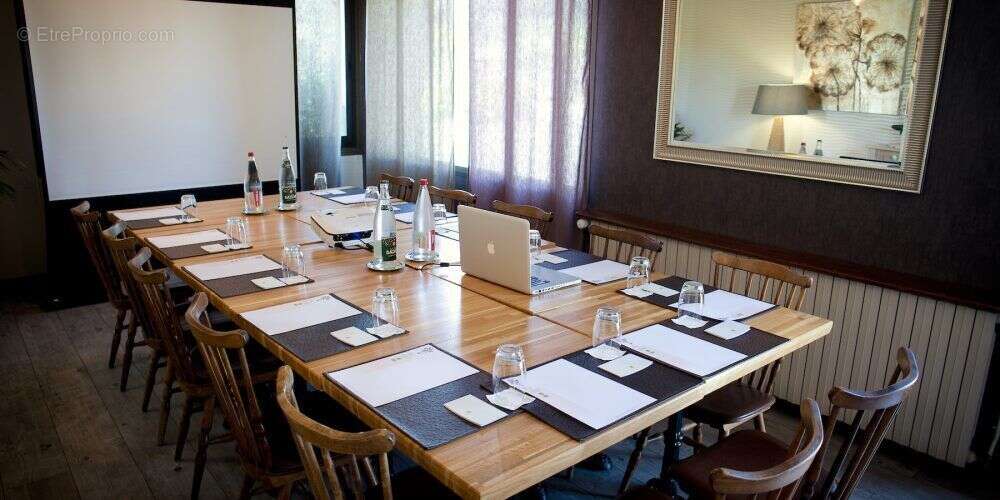 Commerce à NEUVEGLISE