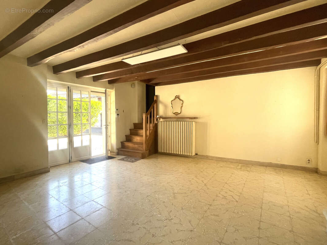 Maison de caractere avec dependances // centre bourg mirebeau - photo 12