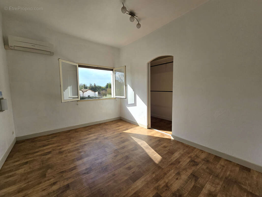 Maison à ENTRAIGUES-SUR-LA-SORGUE