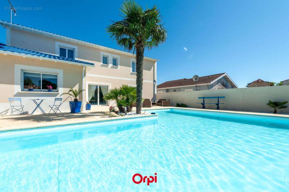 Elégante villa familiale avec piscine chauffée et garage triple - photo 3