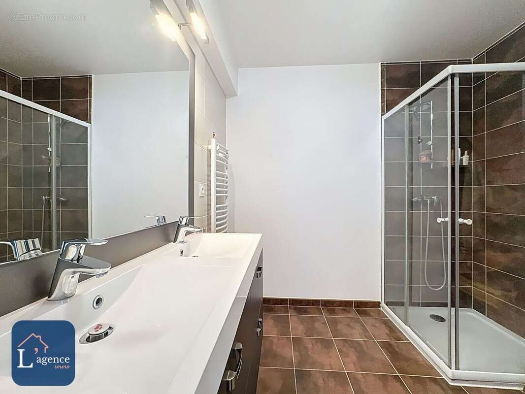 Appartement à PERON