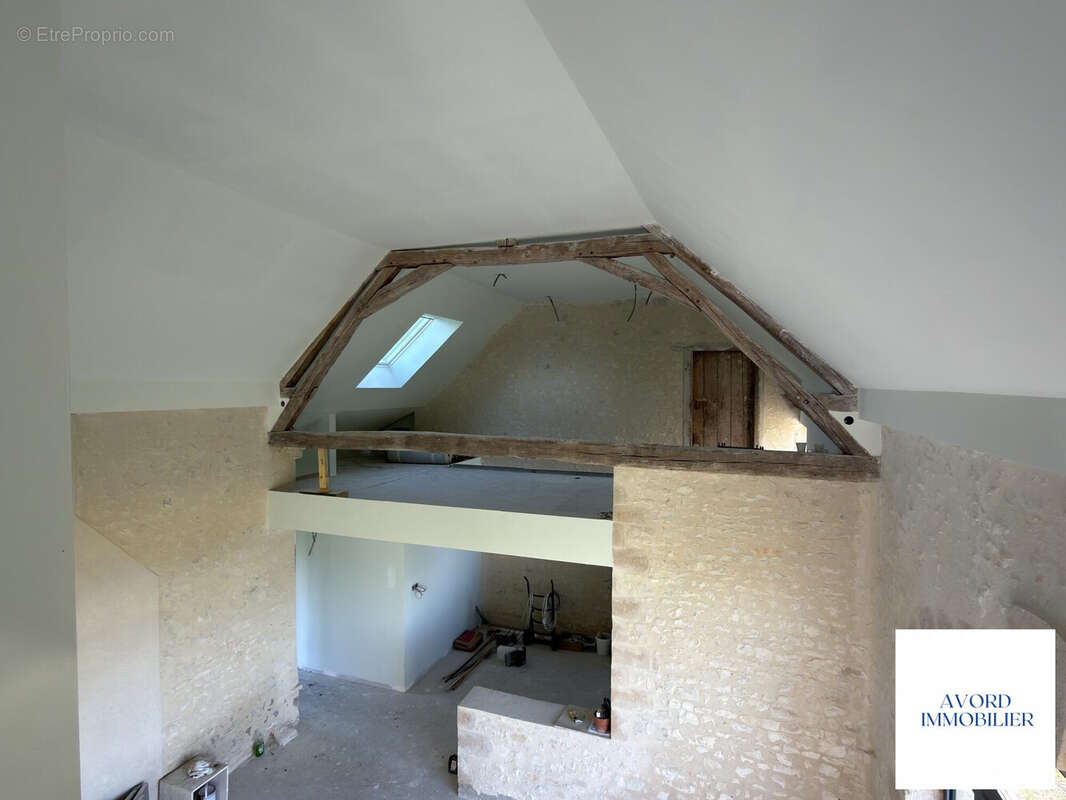 Vue sur la mezzanine et la grande pièce à vivre - Maison à GRON