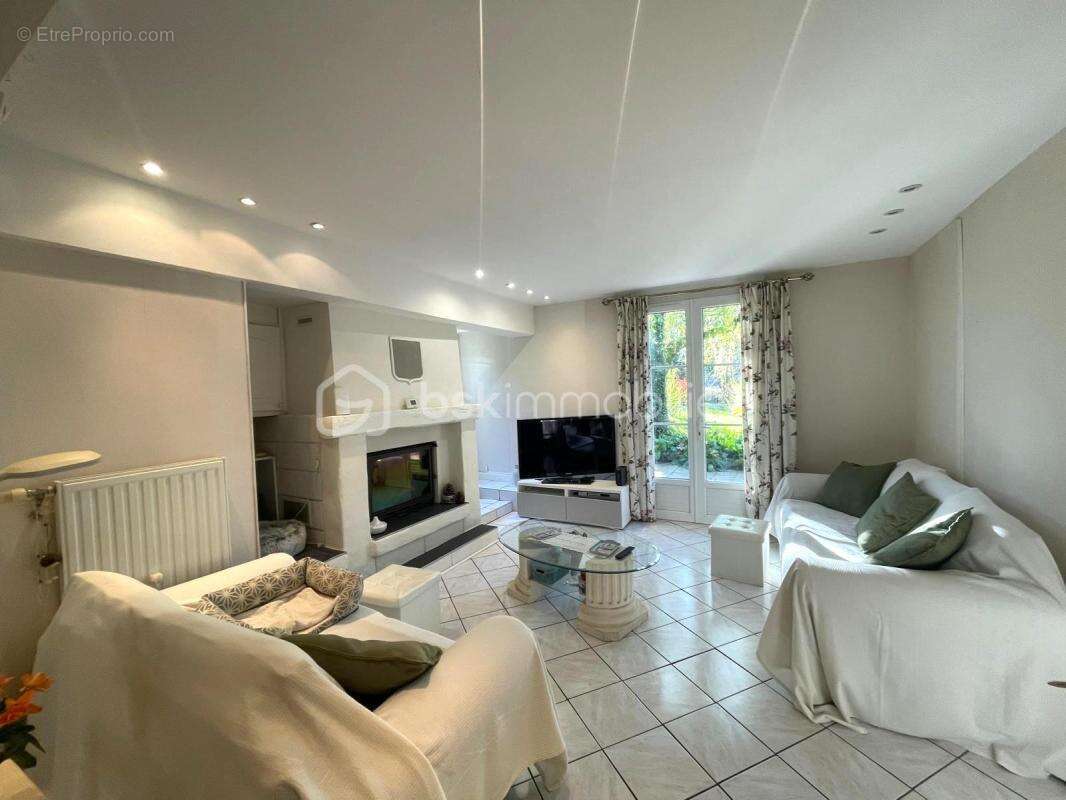 Maison de 164 m² avec piscine - CHEILLE - photo 7
