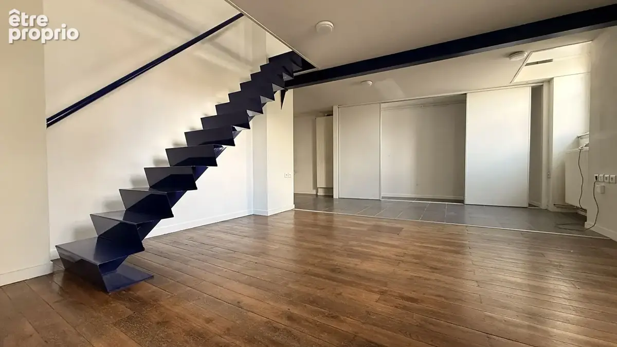 Appartement atypique en rez-de-chaussée avec mezzanine / 69,85 m² / Charme  potentiel - photo 2