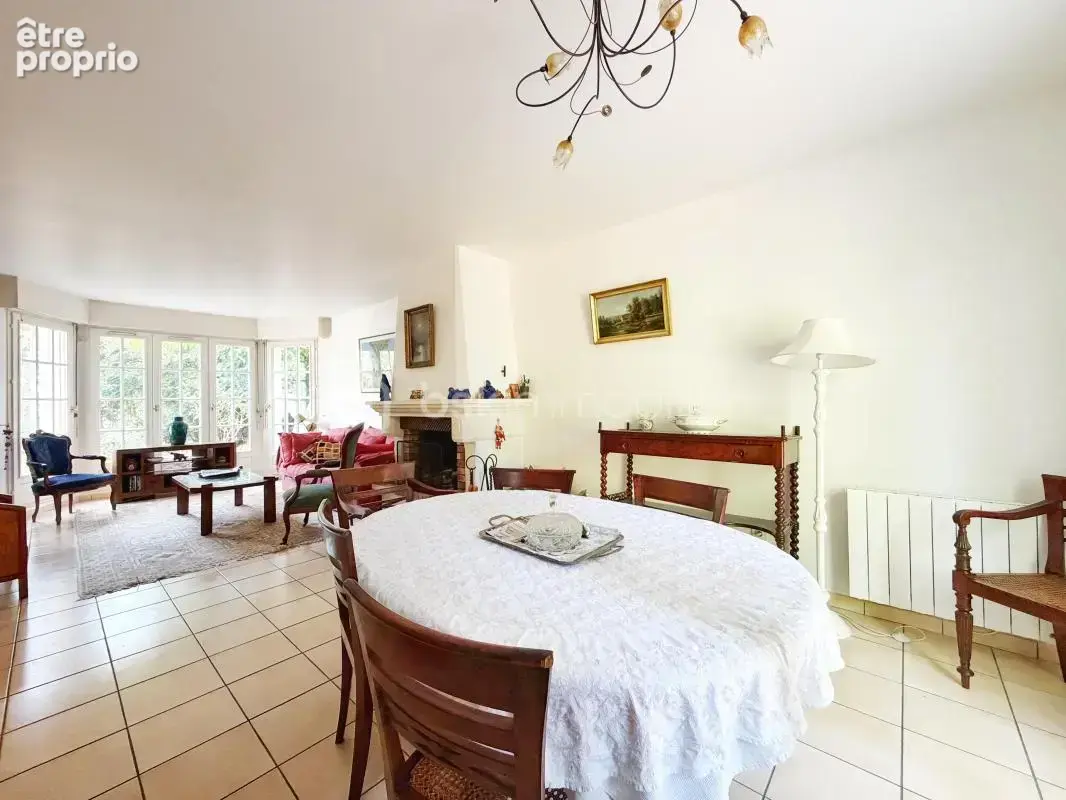 Maison familiale avec jardin, terrasse et beaux volumes quartier Fourqueux - photo 9