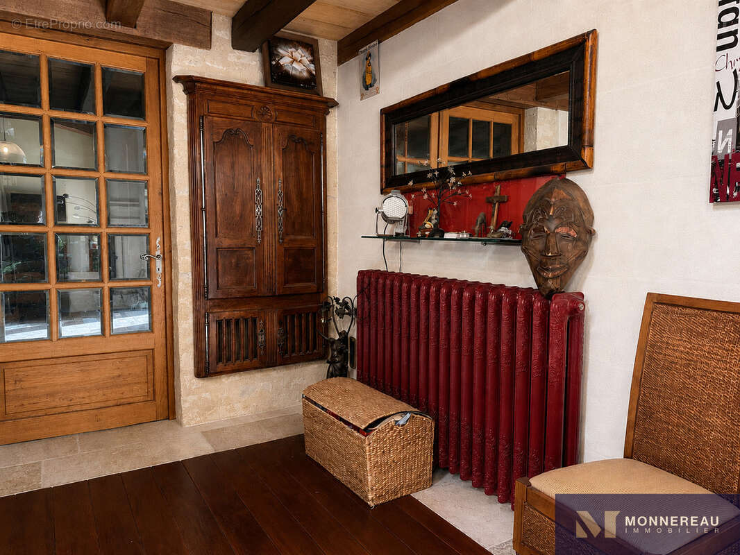 Maison en pierre avec jardin clos et dependances - photo 13