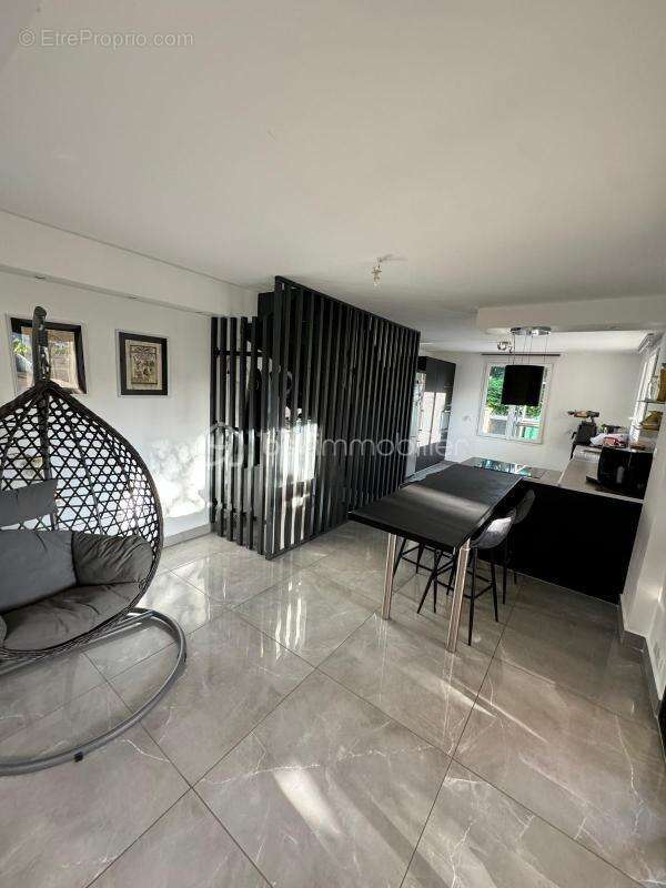 Maison à LE THILLAY