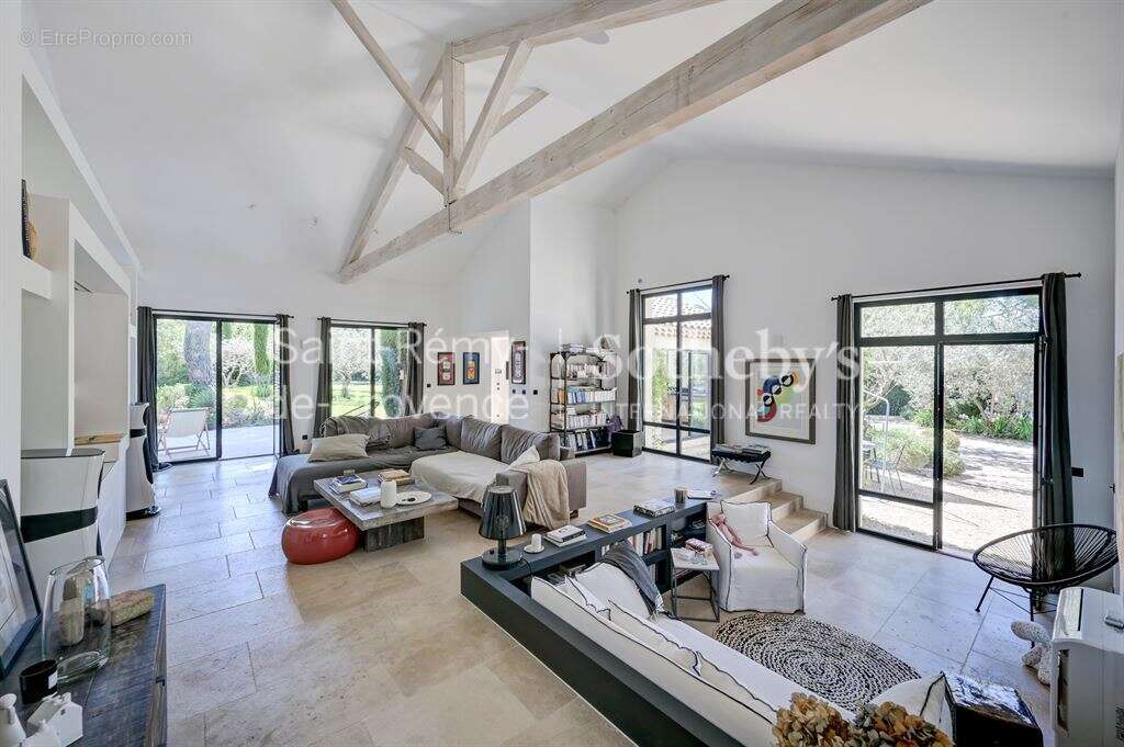Exclusivité. Rare, Eygalières, belle maison rénovée en centre village avec jardin et piscine - photo 15