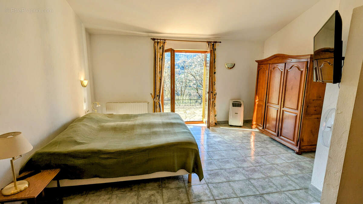 À Tourrettes-sur-Loup   Maison composée de 3 appartements + studio, piscine et vaste sous-sol - photo 25