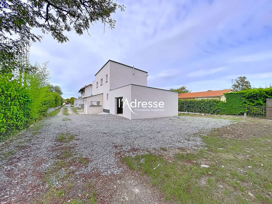 l'Adresse Immobilier - La Salvetat Saint Gilles - Maison T4  de 127 m2 sur un terrain piscinable de 1566m² avec garage - photo 13