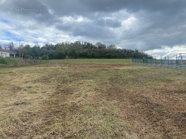 Terrain à LUZILLAT