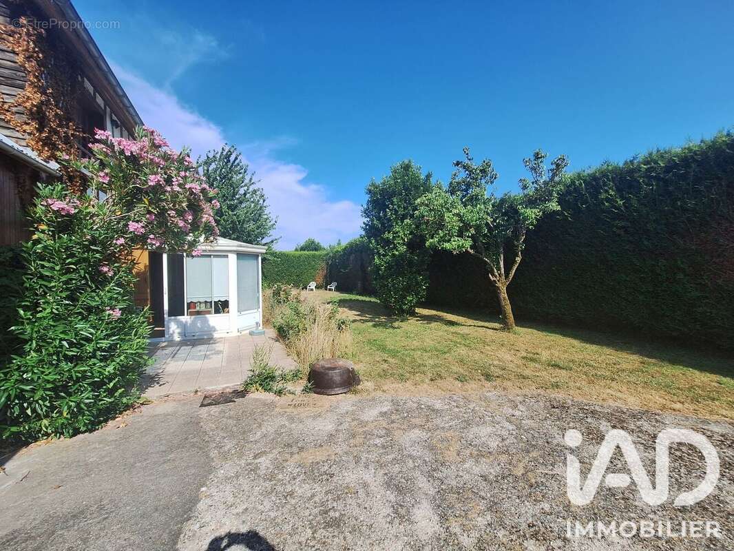 Maison 106 m² à Sainte-Colombe-La-Commanderie  - photo 3