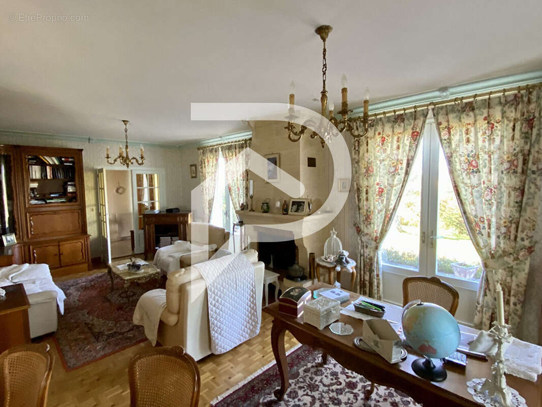 Maison à SAINT-SULPICE-DE-ROUMAGNAC