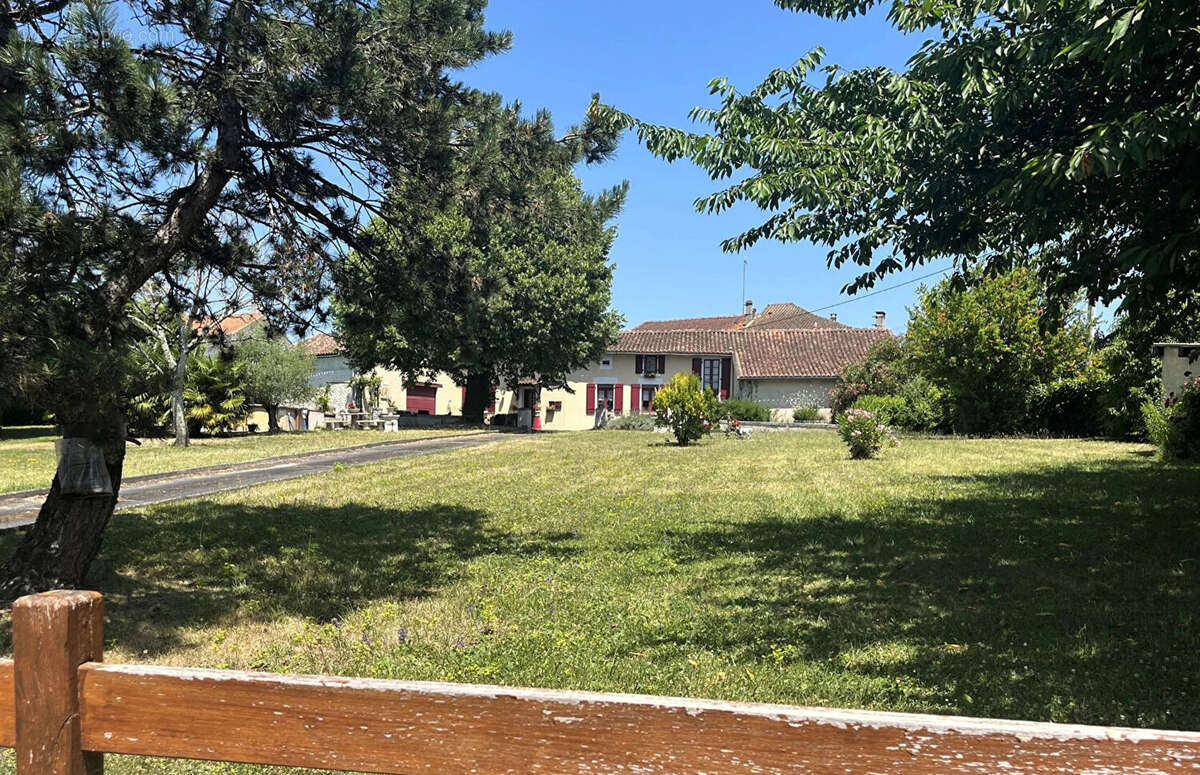 Maison pleine de charme, proche de Montmoreau. - photo 2