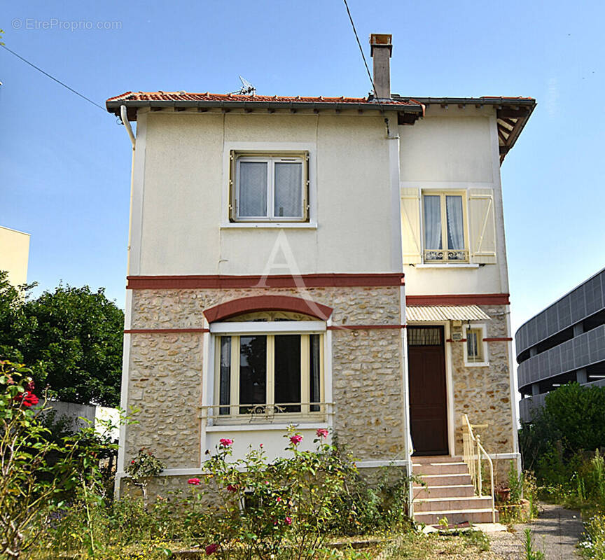 Maison à COMBS-LA-VILLE