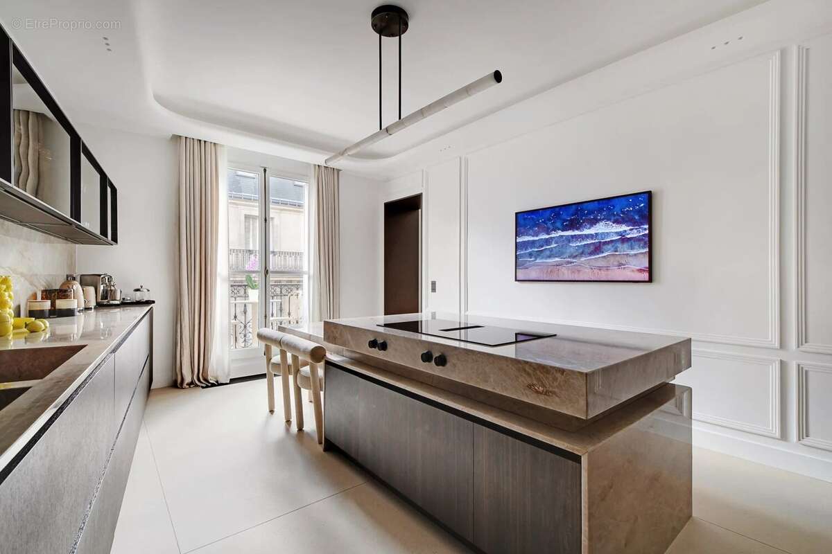 Appartement à PARIS-16E