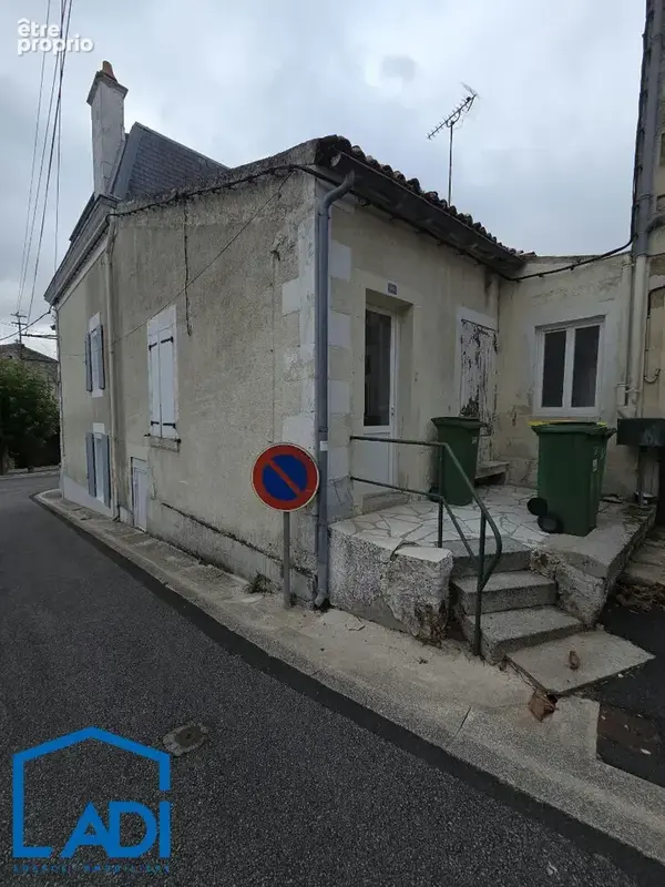 Maison à CHAMPDENIERS-SAINT-DENIS