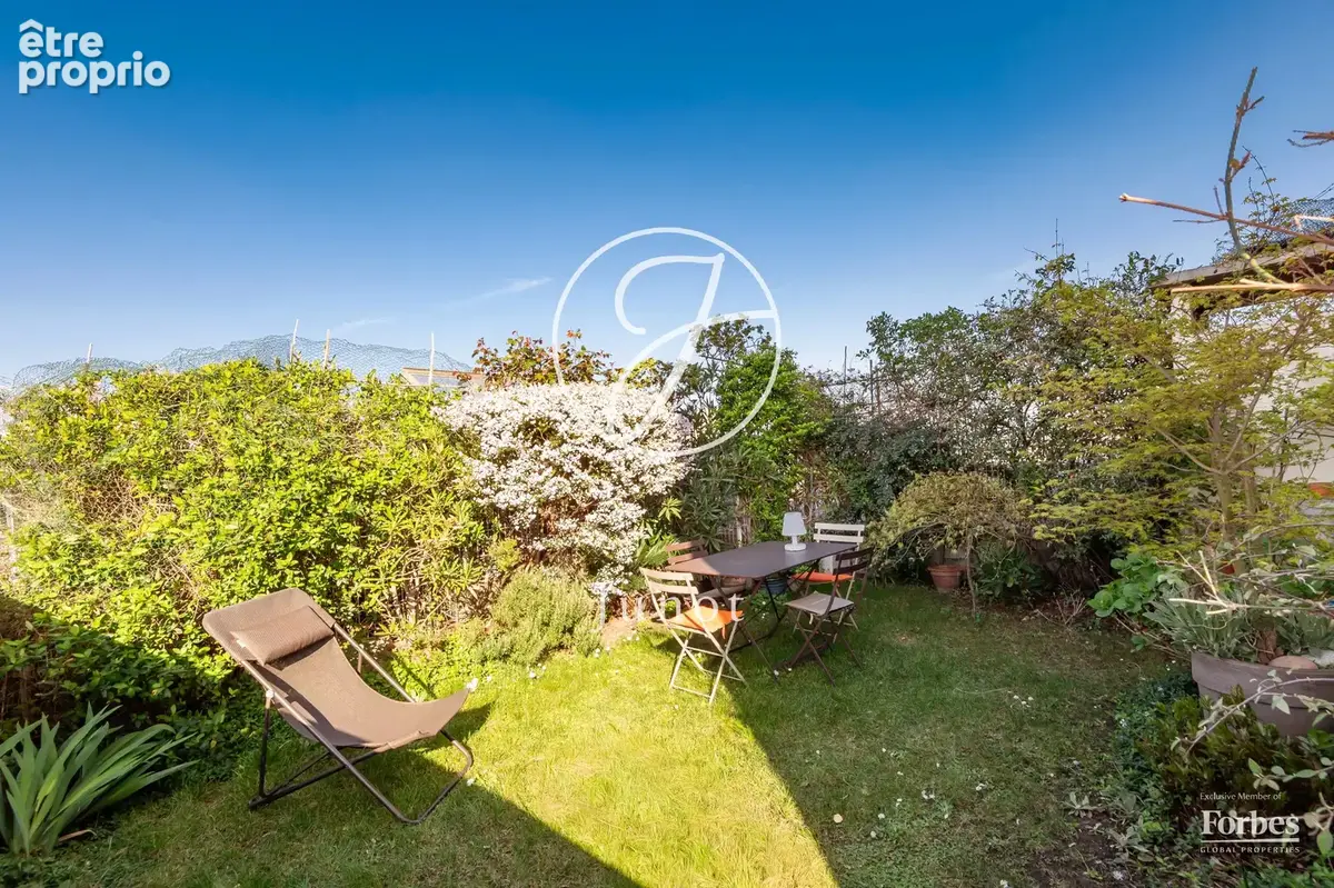 Paris 18e - LAMARCK CAULAINCOURT - Appartement à vendre - 34.21m² loi Carrez - Terrasse - Jardin - Piscine. - photo 2