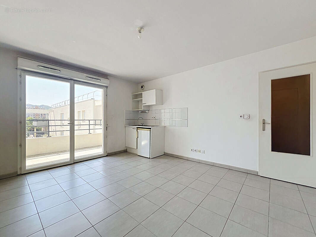 Dernier étage avec grande terrasse - Studio lumineux de 26,40 m² - Marseille 10e - photo 2