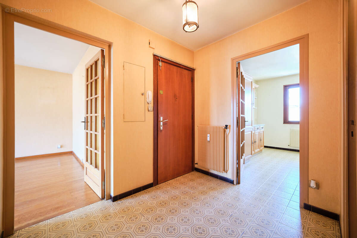 Appartement familial de 98 m2 situé au dernier étage d’une résidence dans le quartier recherché des Clarines. - photo 8