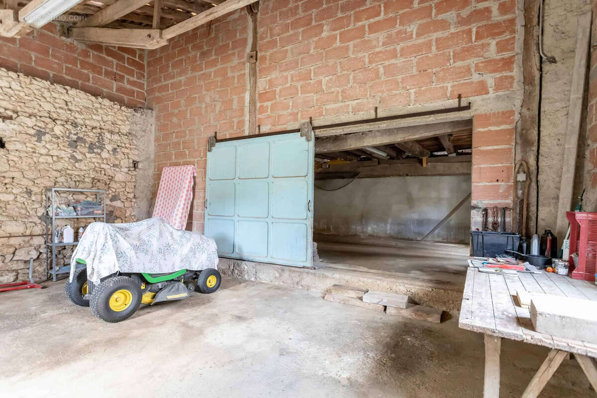 Country property with numerous outbuildings - photo 15