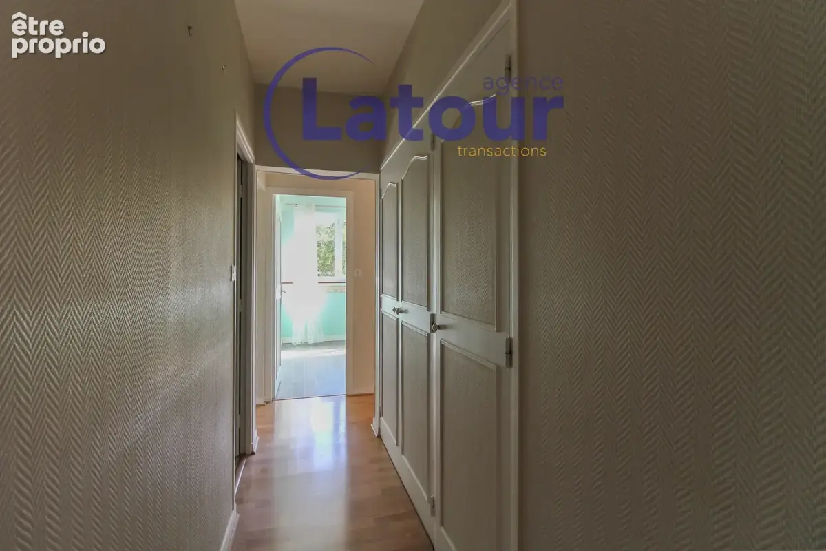 Dans un ecrin de verdure. bel appartement lumineux de 4 pieces avec cave. - photo 9