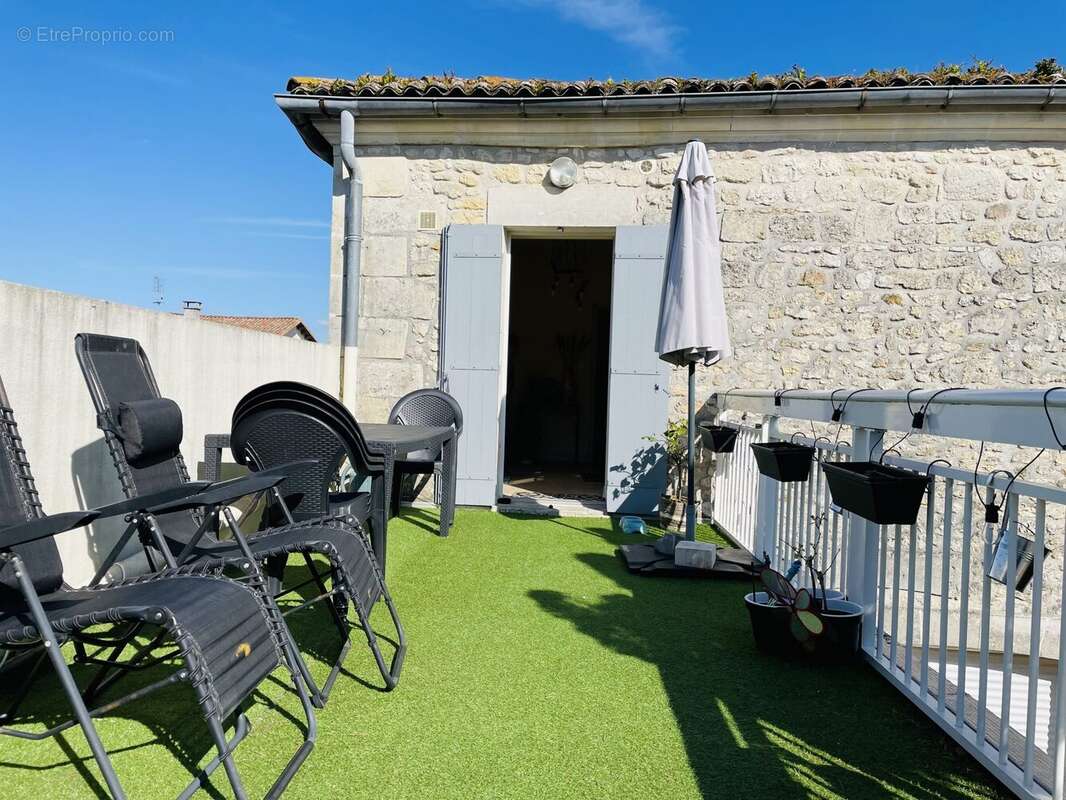 Maison 220 m² à Gemozac  - photo 7