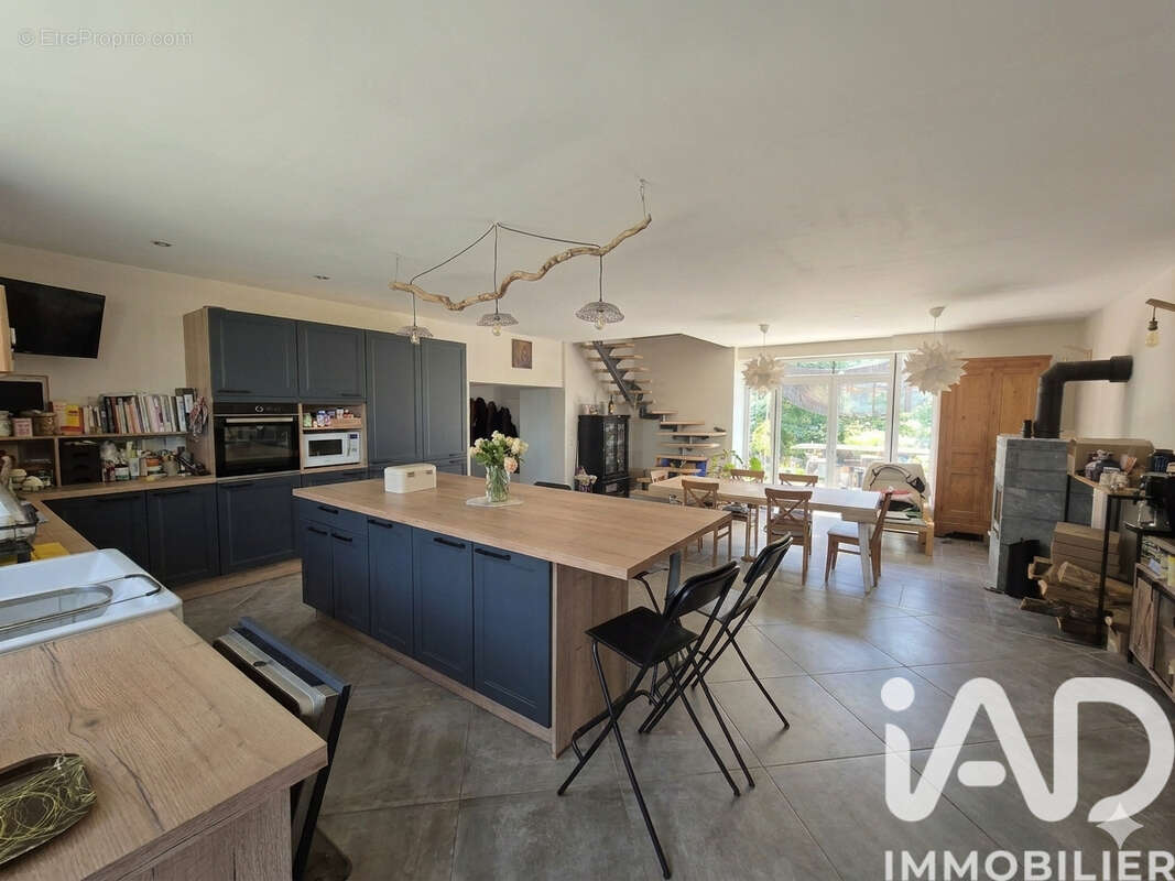 Maison 271 m² à Vernet-La-Varenne  - photo 3