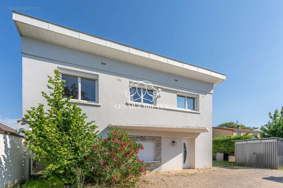 Maison à FONTAINES-SAINT-MARTIN