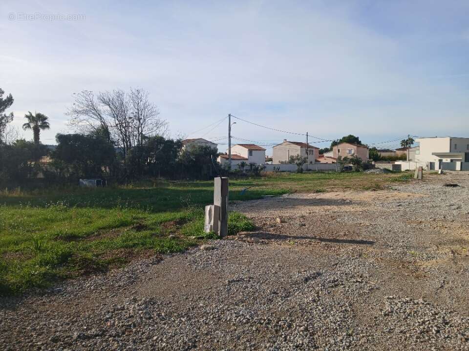 Terrain à LA FARE-LES-OLIVIERS