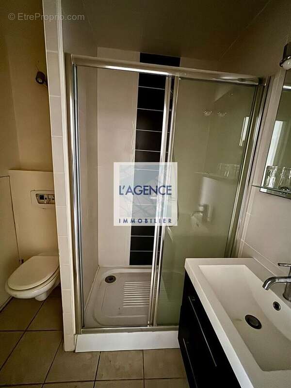 Salle de douche WC - Appartement à REIMS