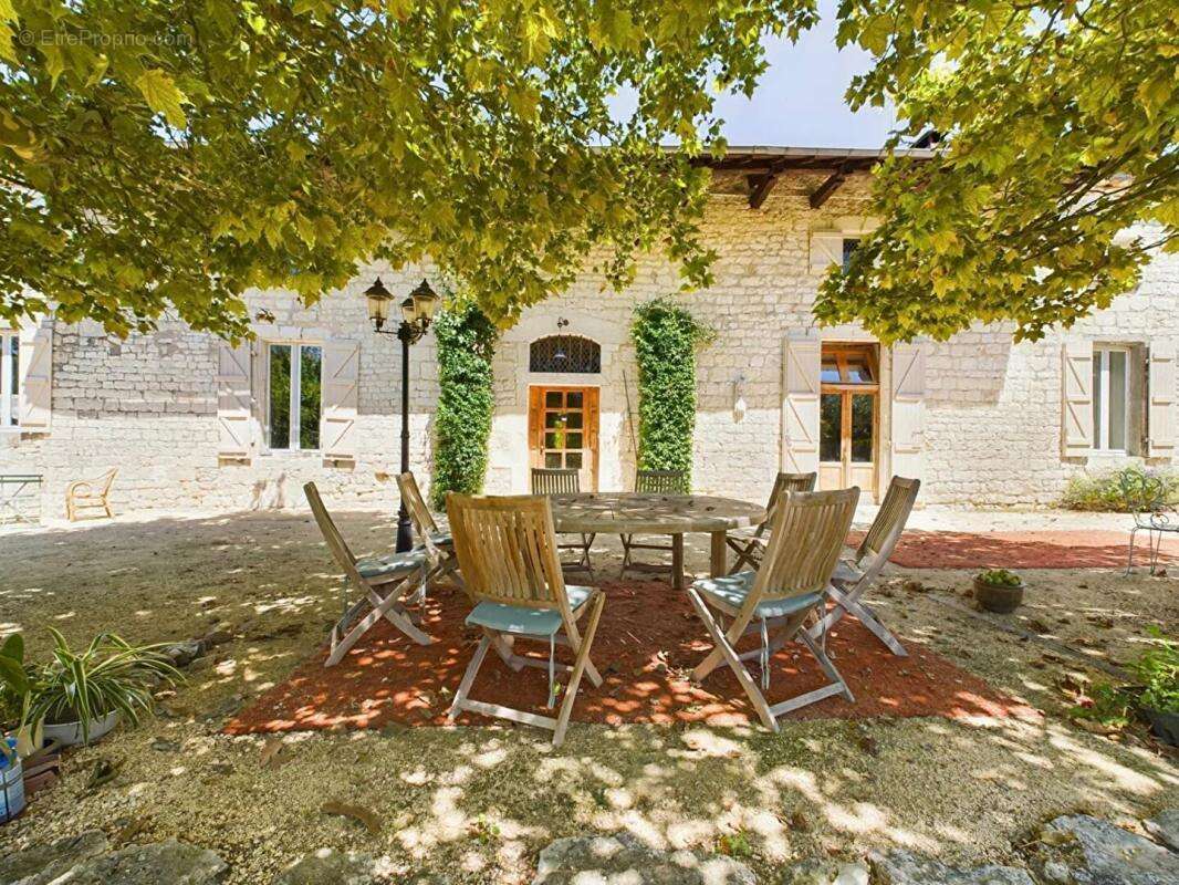 Domaine de caractère avec installations équestres exceptionnelles sur 40 hectares - photo 2