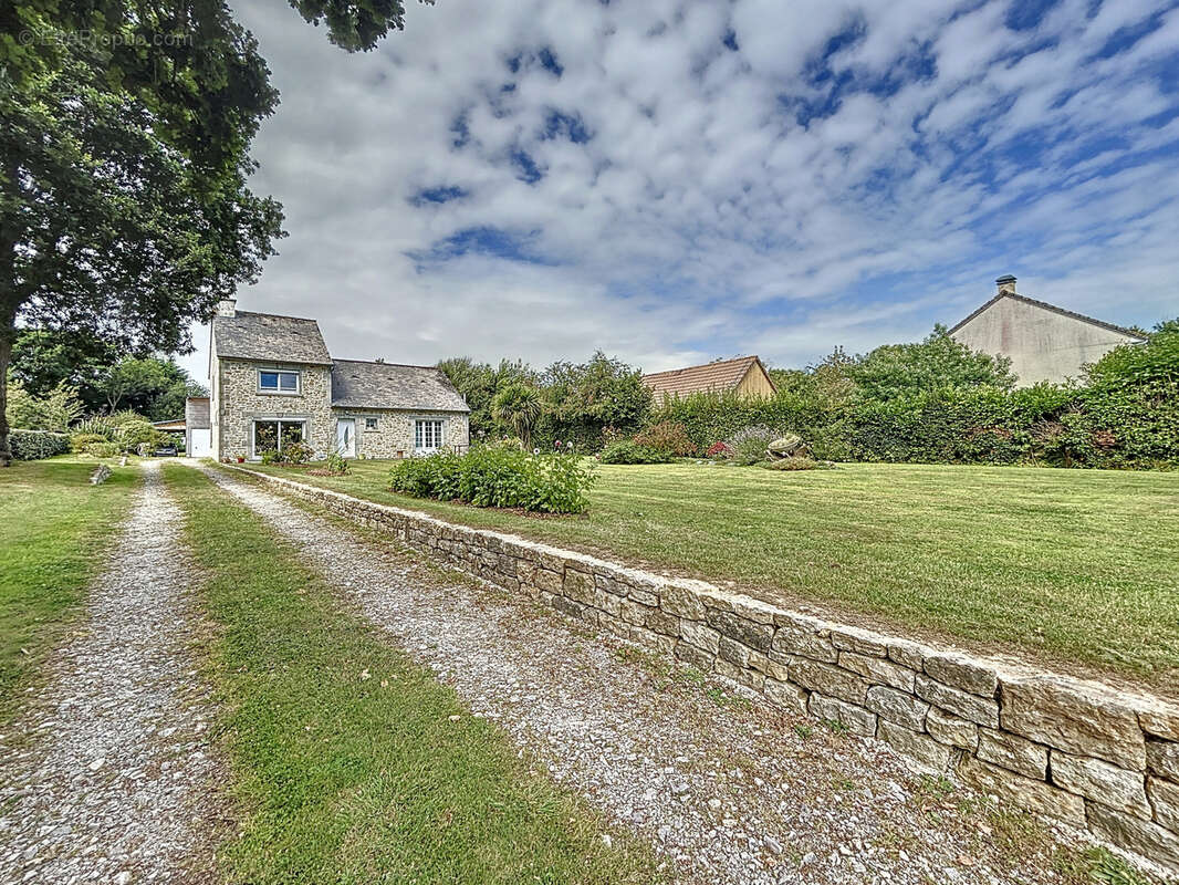 Maison à SAINT-JACQUES-DE-NEHOU