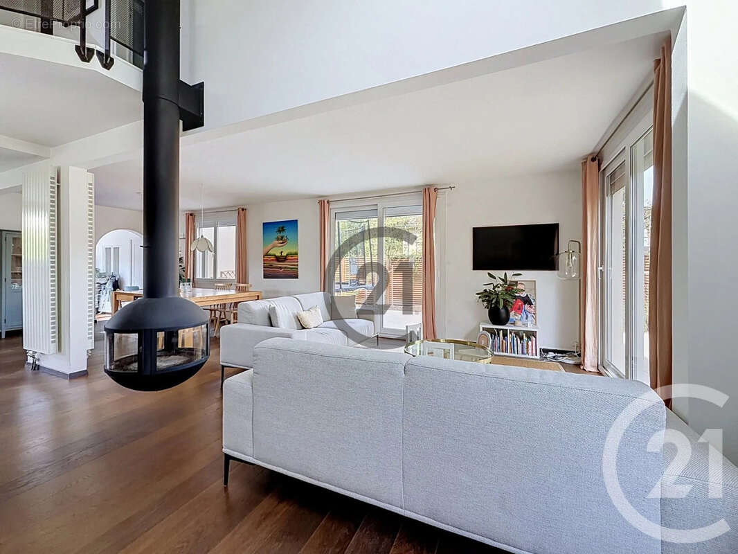 Maison 191 m² à Saint-Julien-Les-Villas  - photo 3