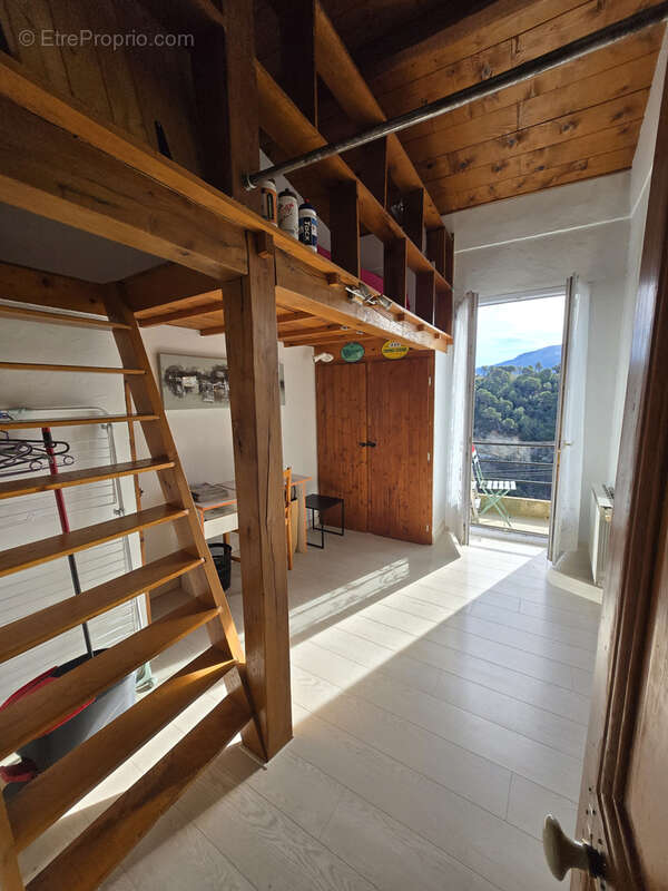 Appartement à LA ROQUETTE-SUR-VAR