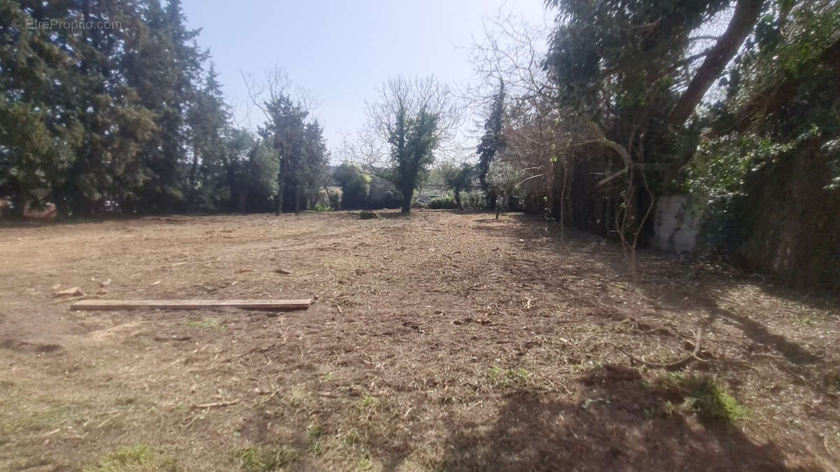 Terrain à SANILHAC-SAGRIES