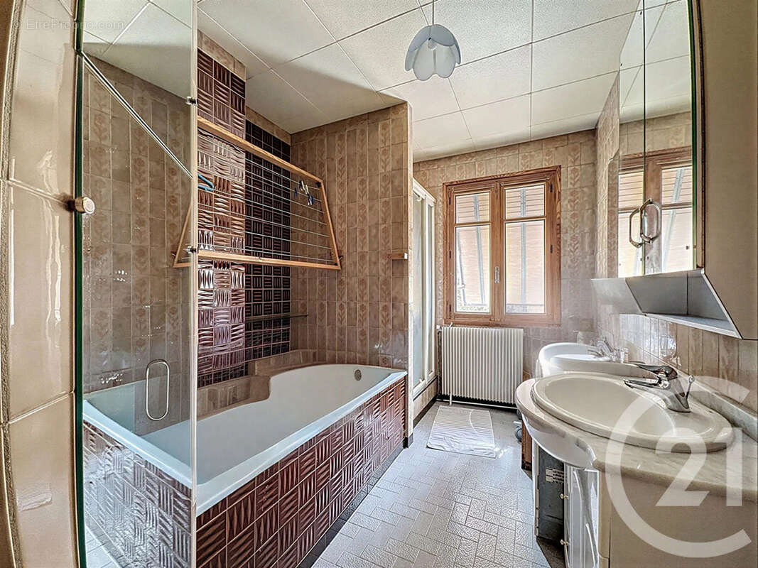 Maison 193 m² à Cour-Et-Buis  - photo 16