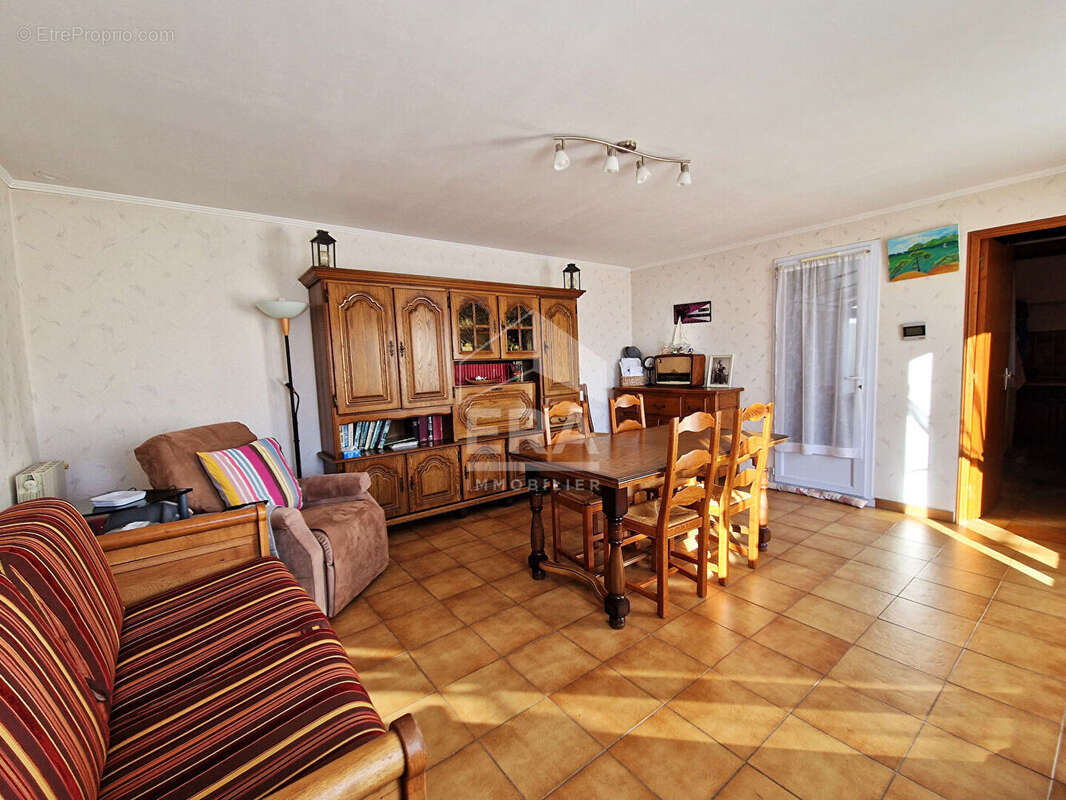 Maison à CHATEAUNEUF-VAL-SAINT-DONAT