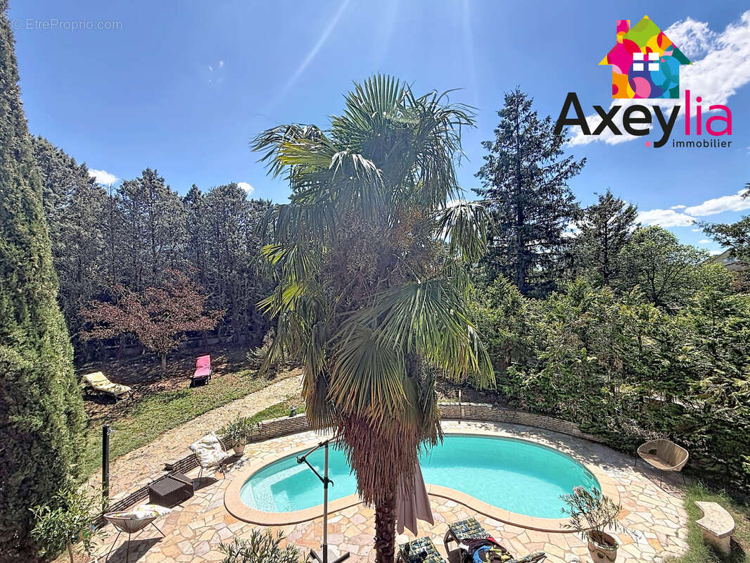 A vendre - commelle-vernay - maison à toit de chaume et semi-enterrée avec quatre chambres, terrain et piscine - photo 2