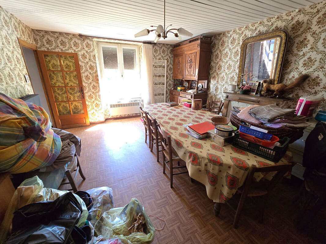 Corps de ferme avec maison et 2 granges - Trémouilles - photo 7