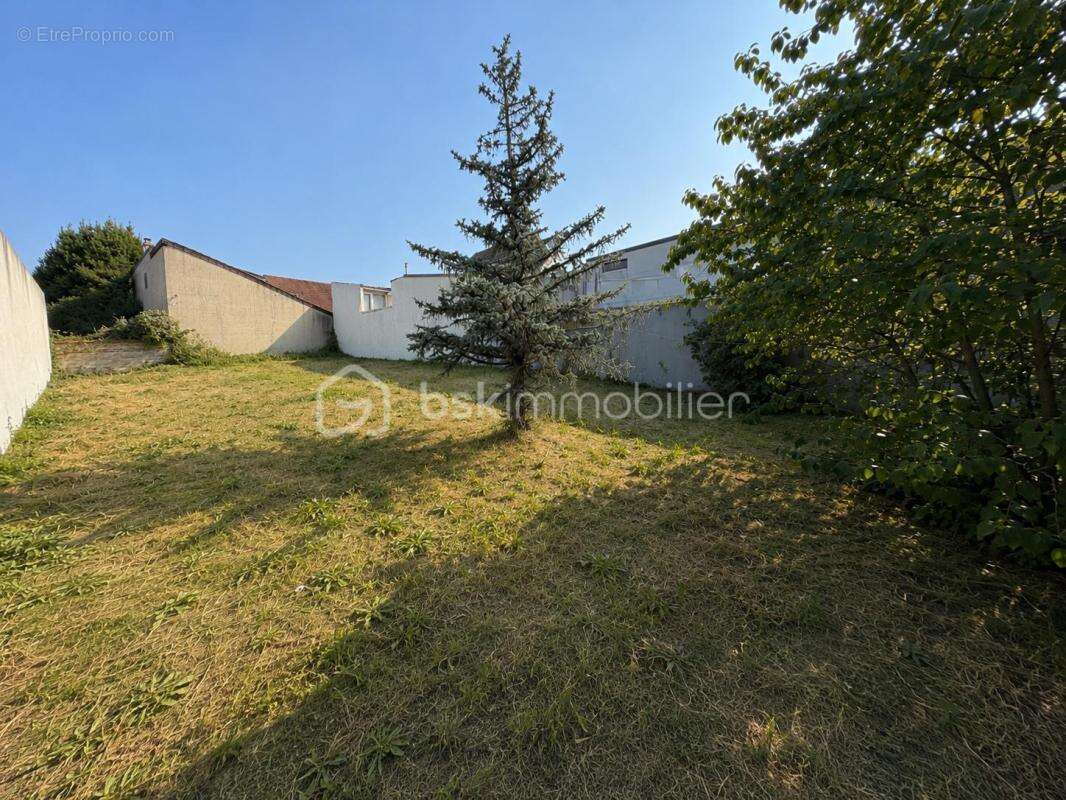 RARE À MONTREUIL – Terrain à bâtir de 431 m² au calme absolu - photo 2