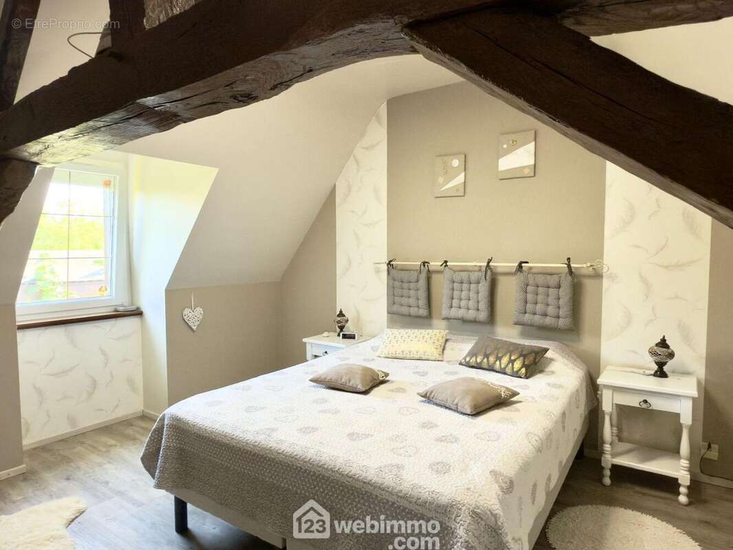 A l?étage, retrouvez une première chambre de 15m2 et une seconde de 14m2? - Maison à LA MENITRE